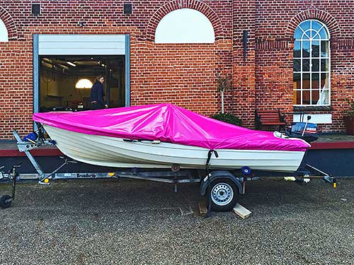 Tarpaulin assembled on the boat for transport, boat tarpaulins of woven tarpaulins