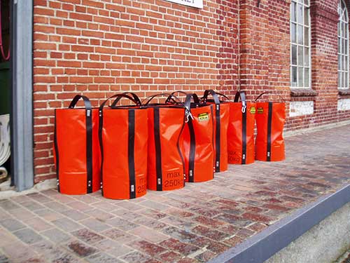 Heavy load bags for lifting and transporting of heavy loads made of hardwearing woven tarpaulin